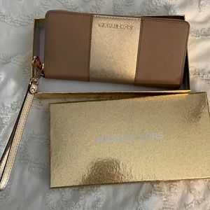 Michael kors clutch